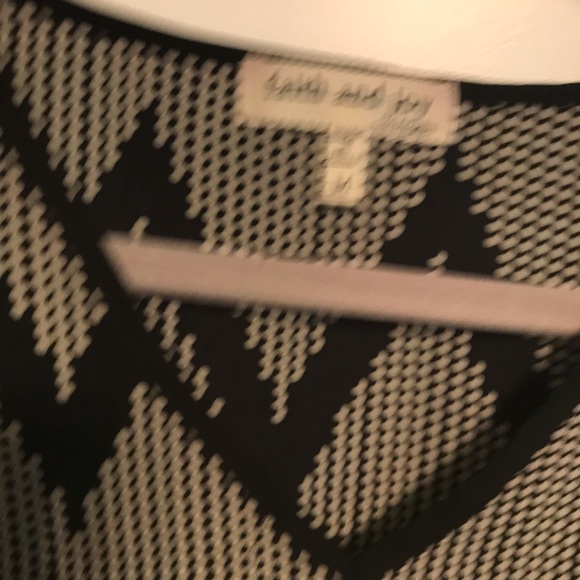 💜2 / 25$💜 Like new faith and joy top - Picture 3 of 3